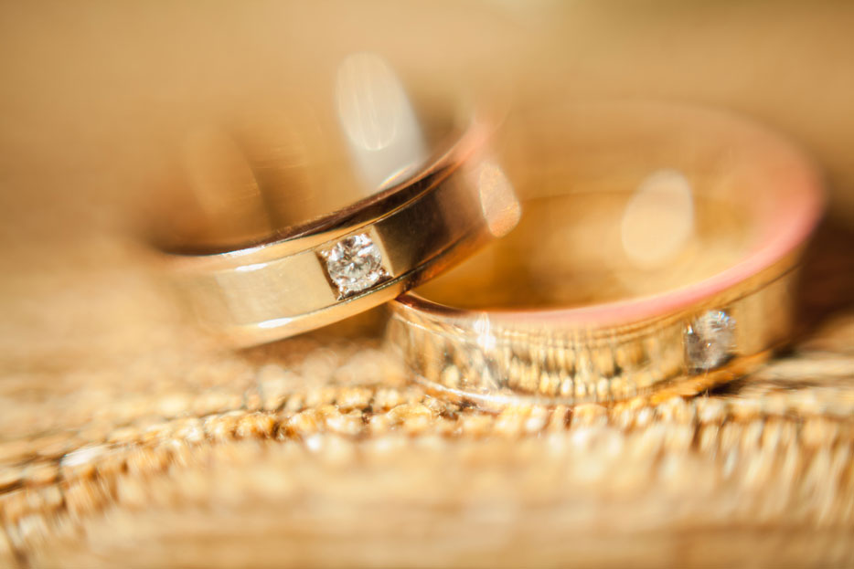 the-wedding-rings-close-up-P6DNNDT.jpg